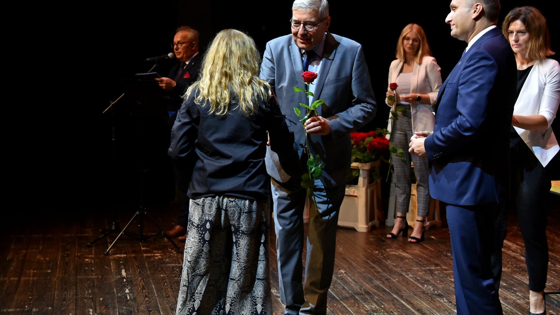 Na zdjęciu Grzegorz Ganowicz wręczający kwiat nauczycielce.