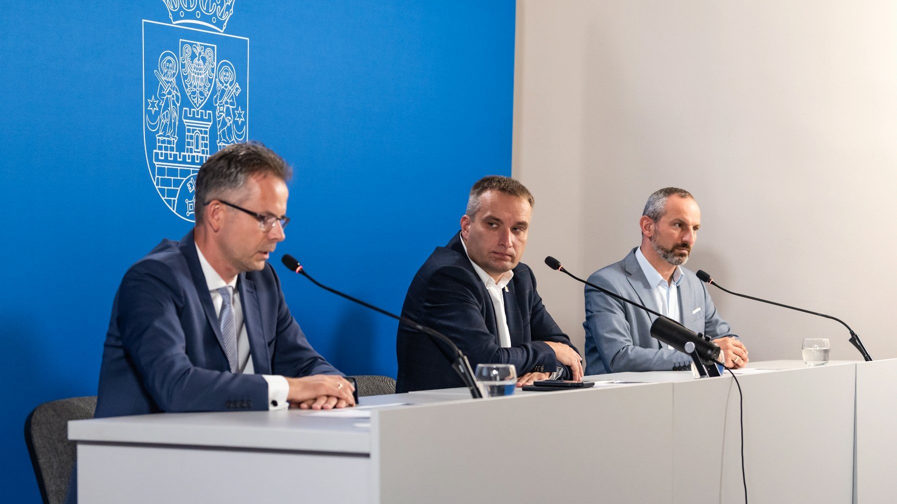 Zdjęcie z konferencji z udziałem Mariusza Wiśniewskiego - zastępcy prezydenta Poznania, Jana Gosiewskiego - dyrektora ZTM oraz Łukasza Dondajewskiego z MIR