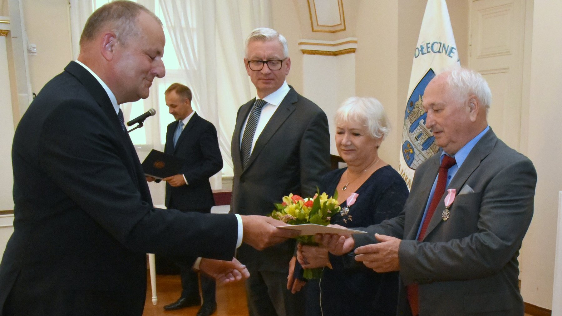 Na zdjęciu para odbierająca dyplomy od kierownika USC, obok Jacek Jaśkowiak, prezydent Poznania