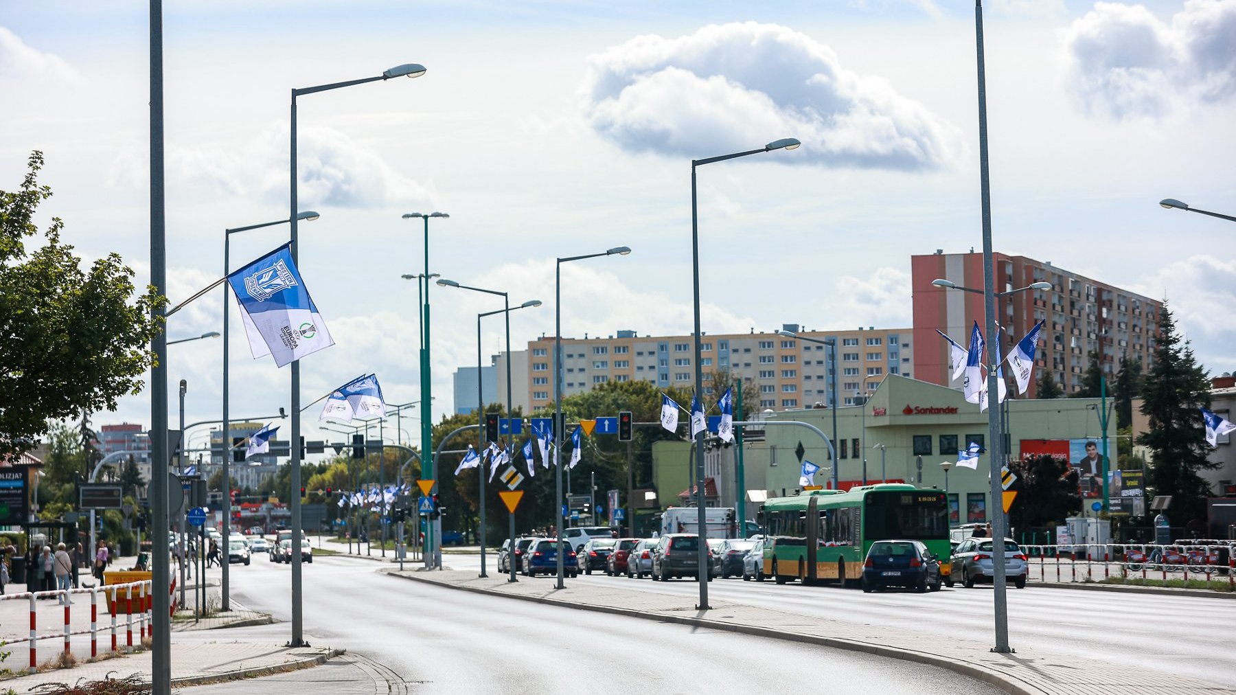 Niebiesko-białe flagi Lecha Poznań wiszące przy ulicach wokół stadionu miejskiego w Poznaniu