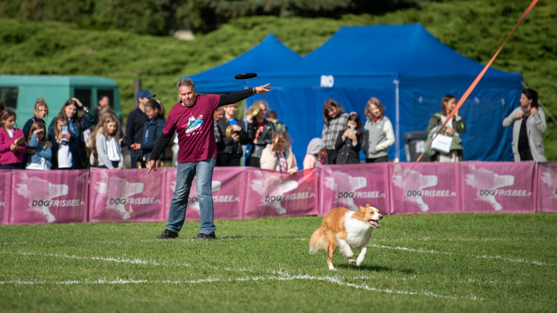 Galeria zdjęć przedstawia pierwszy dzień dogfrisbee World Finals USDDN Polska 2022.