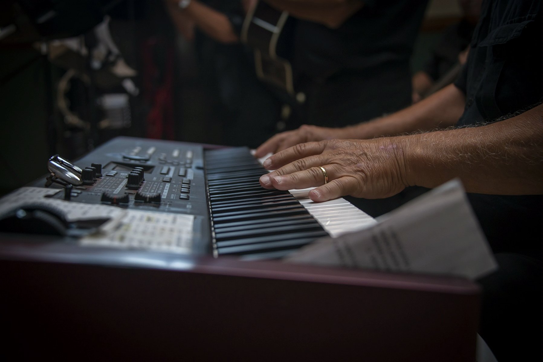 Zdjęcie przedstawia dłone grające na keyboardzie. - grafika artykułu