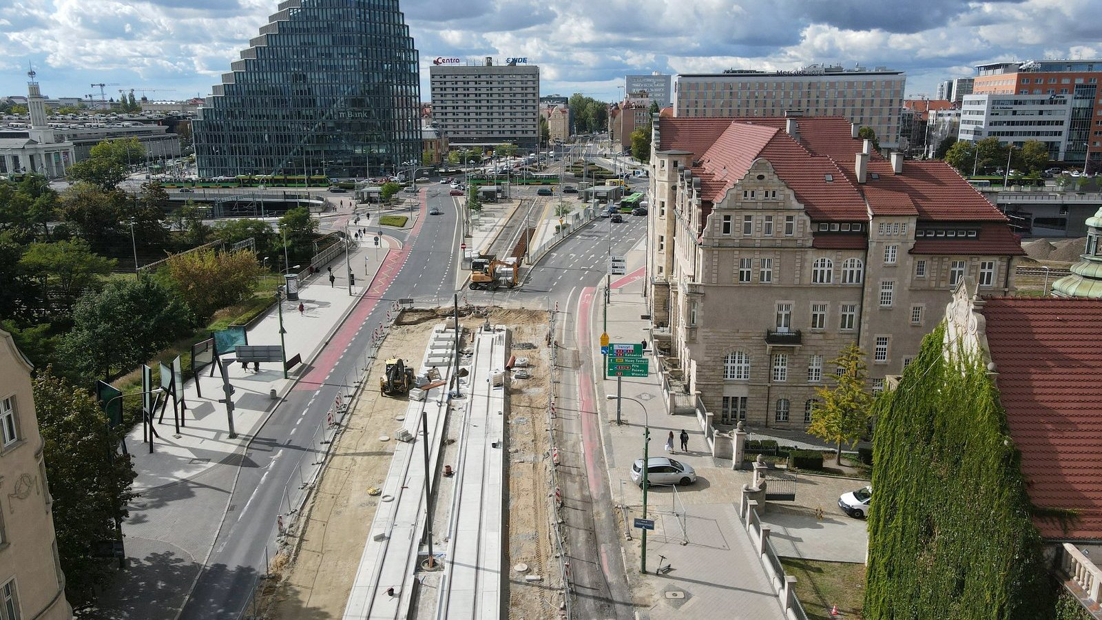 Galeria zdjęć przedstawia roboty budowlane w centrum Poznania widziane z lotu ptaka.