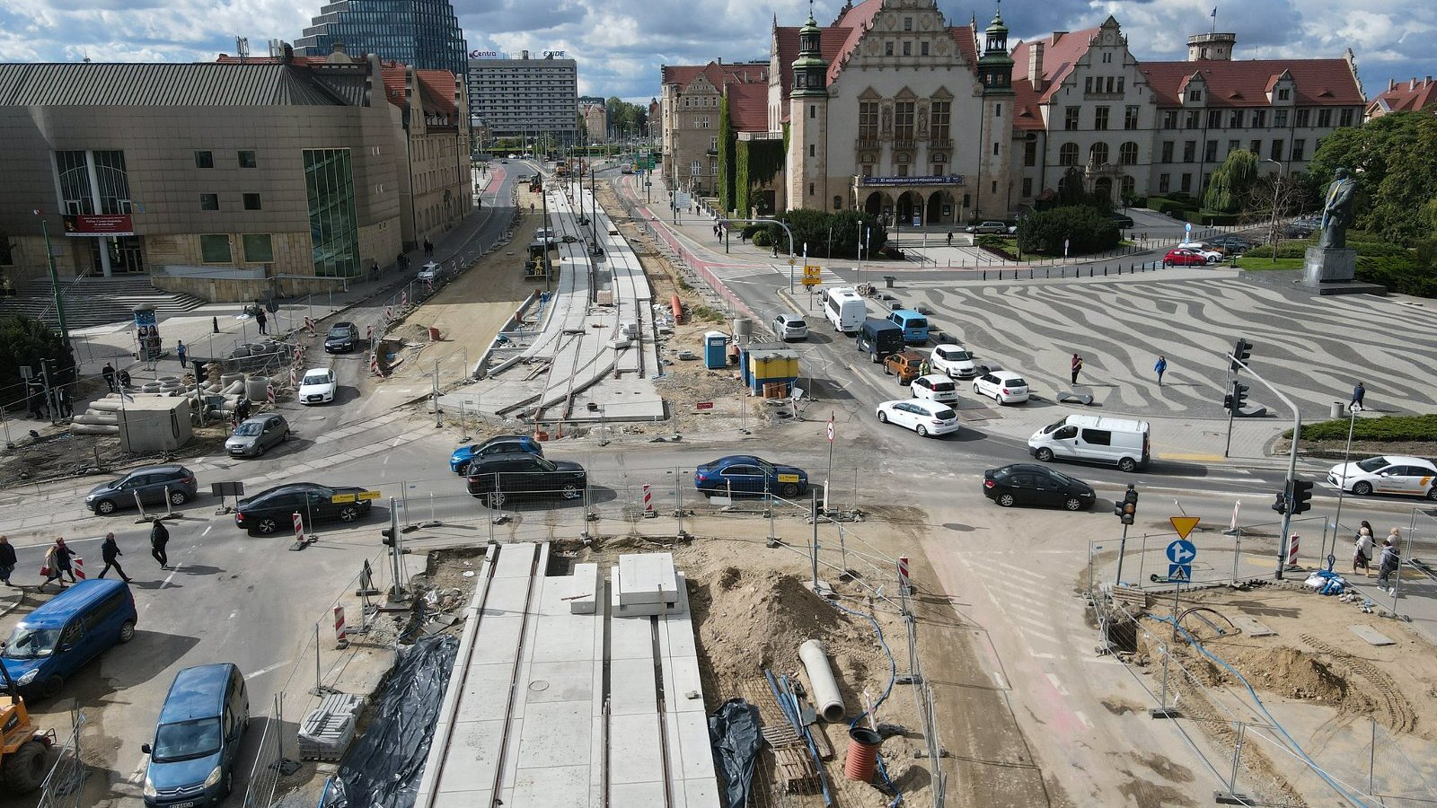 Galeria zdjęć przedstawia roboty budowlane w centrum Poznania widziane z lotu ptaka.