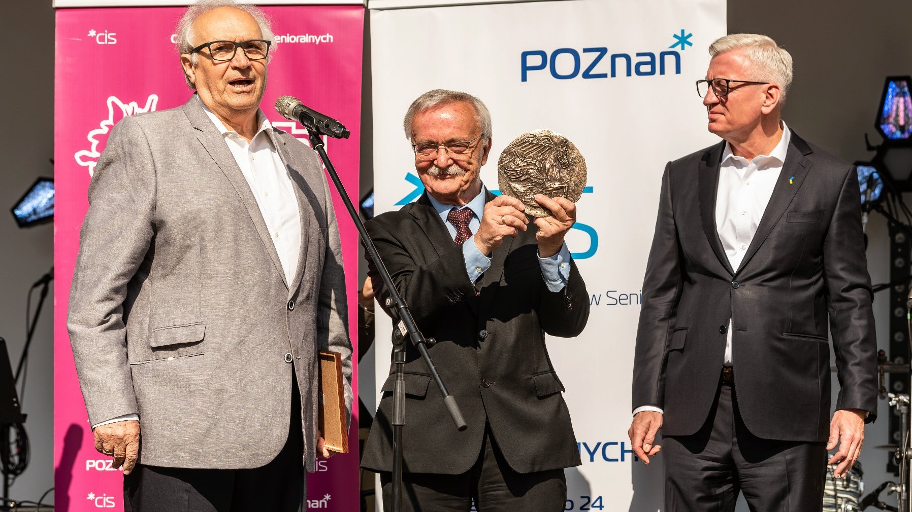 Galeria zdjęć przedstawia inaugurację "Senioralnych" na pl. Wolności.