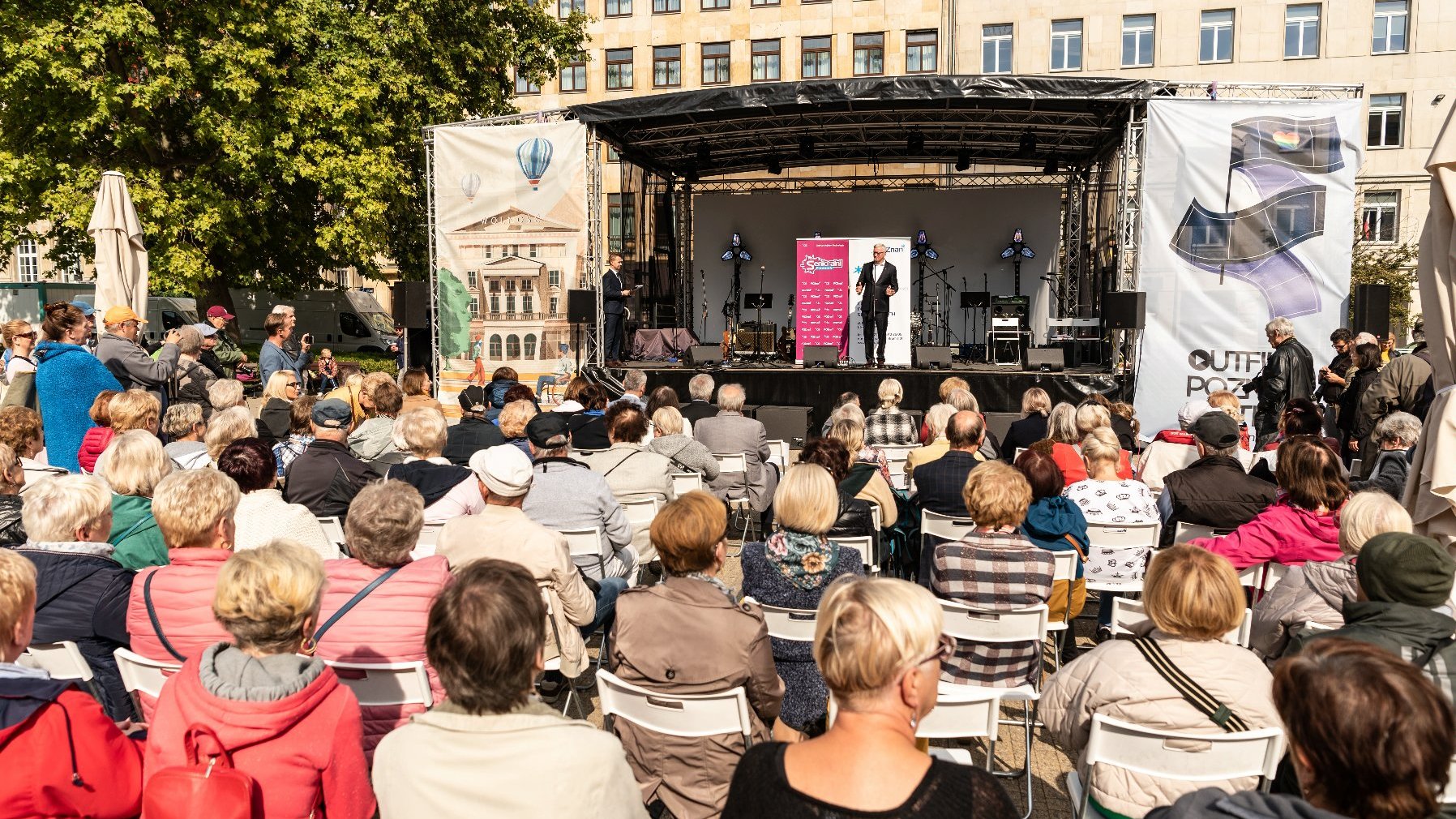 Galeria zdjęć przedstawia inaugurację "Senioralnych" na pl. Wolności.