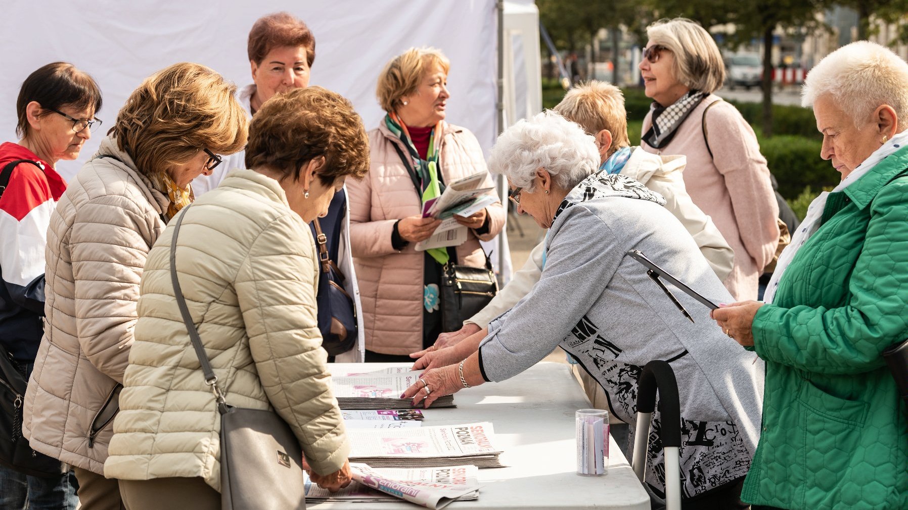 Galeria zdjęć przedstawia inaugurację "Senioralnych" na pl. Wolności.