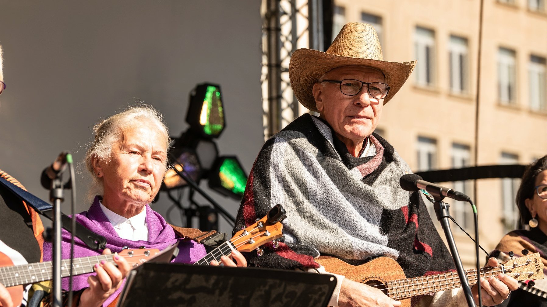 Galeria zdjęć przedstawia inaugurację "Senioralnych" na pl. Wolności.