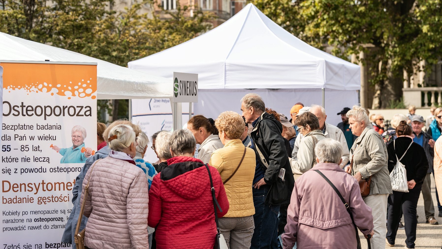 Galeria zdjęć przedstawia inaugurację "Senioralnych" na pl. Wolności.