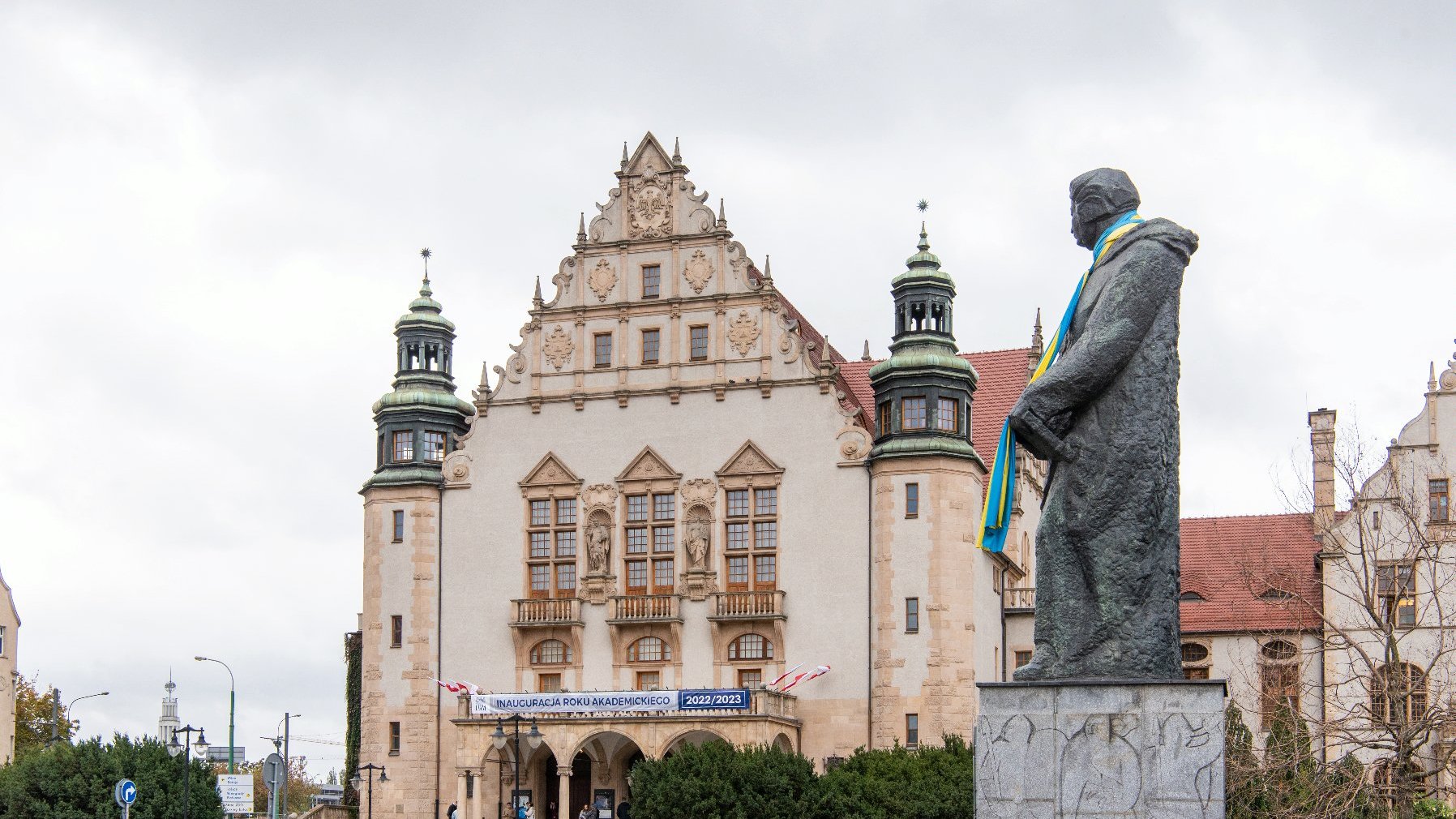 Na zdjęciu budynek UAM, na pierwszym planie pomnik A. Mickiewicza