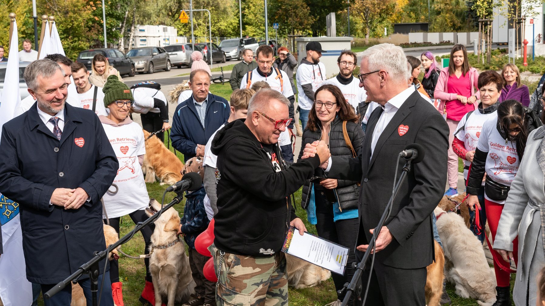 Na zdjęciu Jacek Jaśkowiak ściska dłoń Jurkowi Owsiakowi, w tle wolontariusze