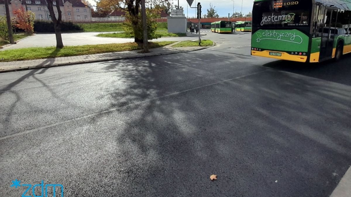 Nowa nawierzchnia na ul. Zgoda i autobus skręcający na pętlę