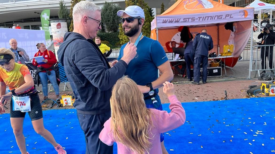 Prezydent Jacek Jaśkowiak wręcza medal na mecie 21. Poznań Maratonu