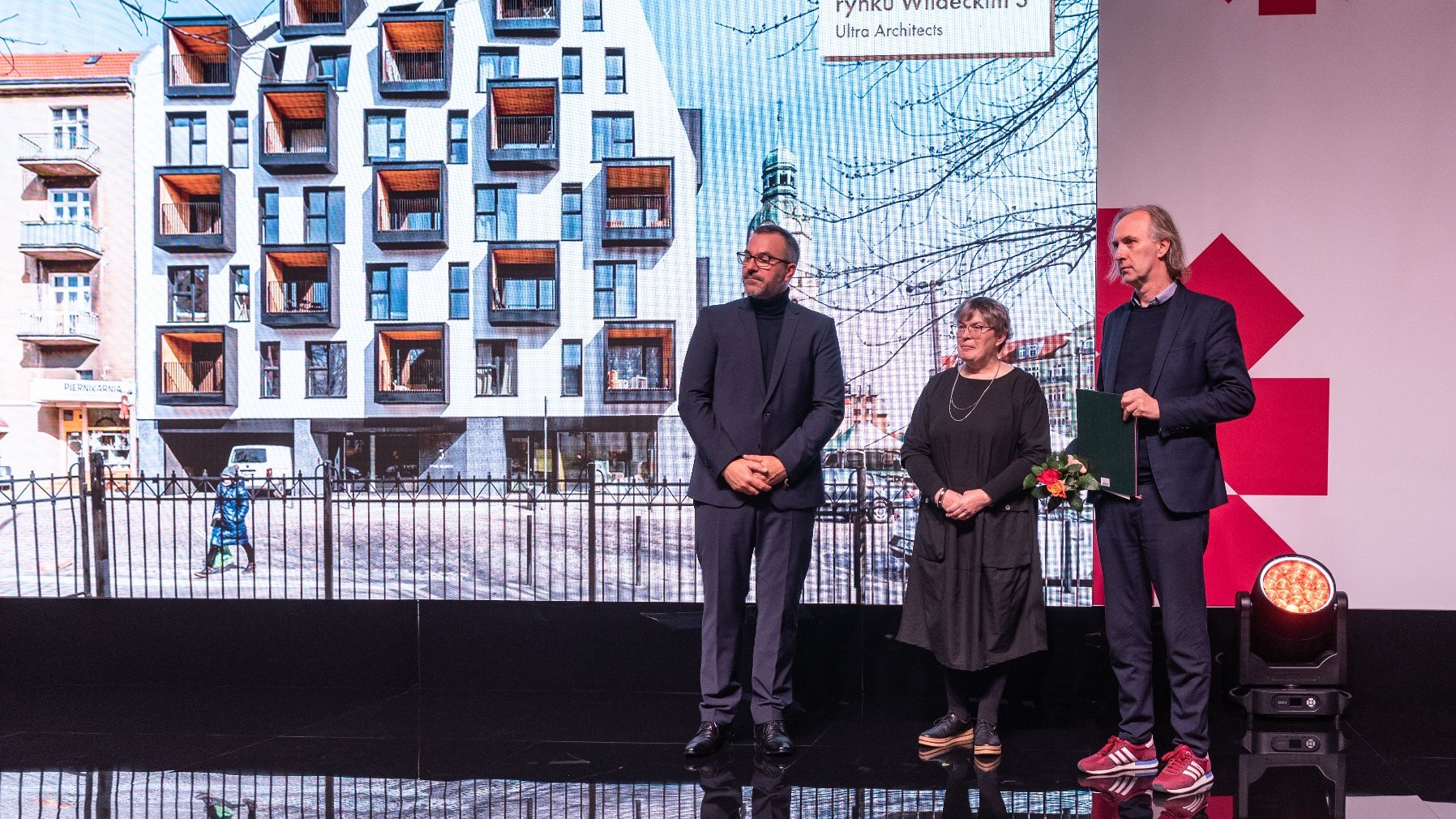 W tym roku jury przyznało także dwa wyróżnienia. Jedno z nich trafiło do Marcina Kościucha i Tomasz Osięgłowskiego z zespołem z pracowni Ultra Architects za projekt kamienicy przy rynku Wildeckim 3.