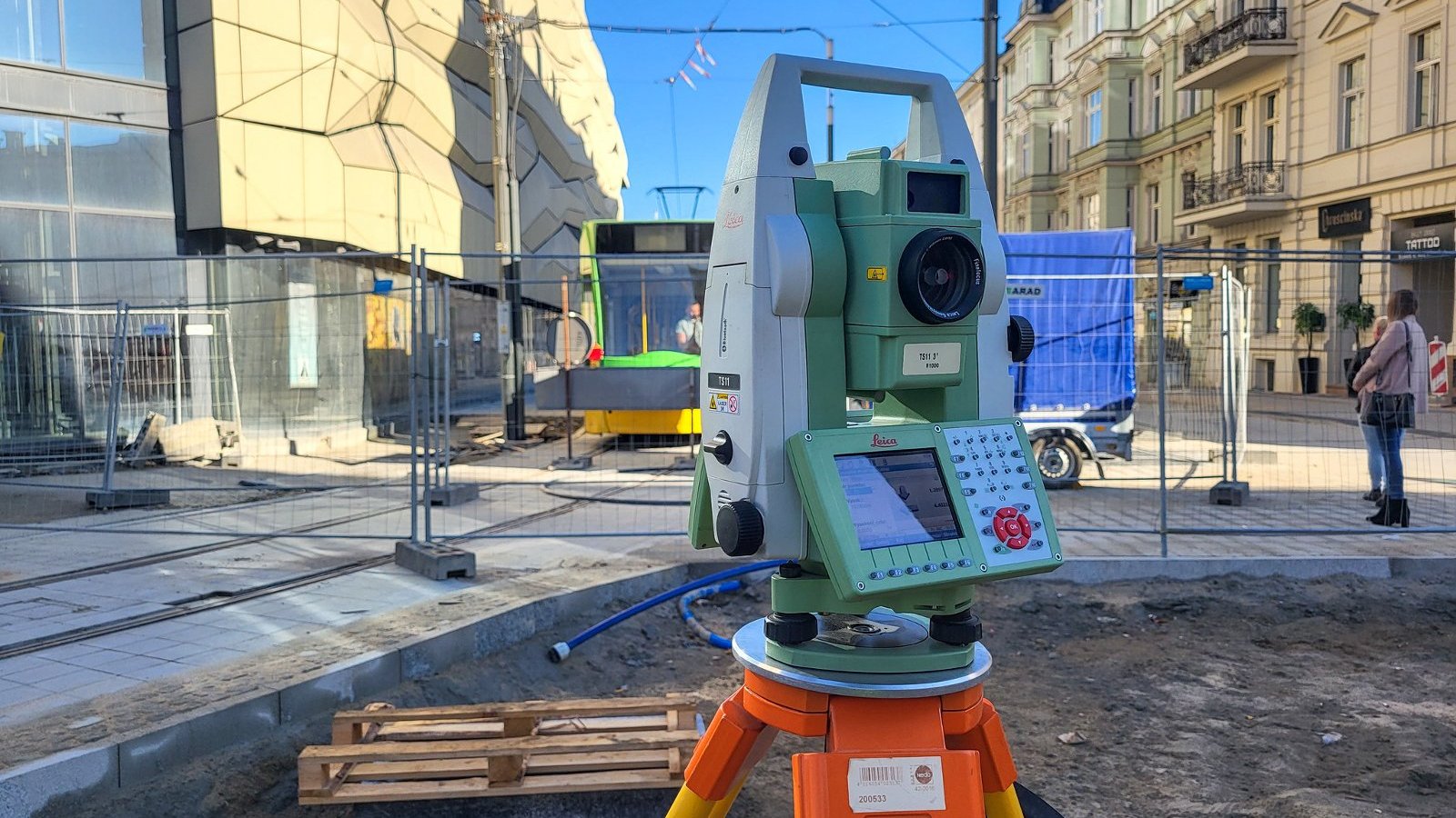 Na zdjęciu Al. Marcinkowskiego, w centrum urządzenie do pomiaru, w oddali widać tramwaj na przystanku