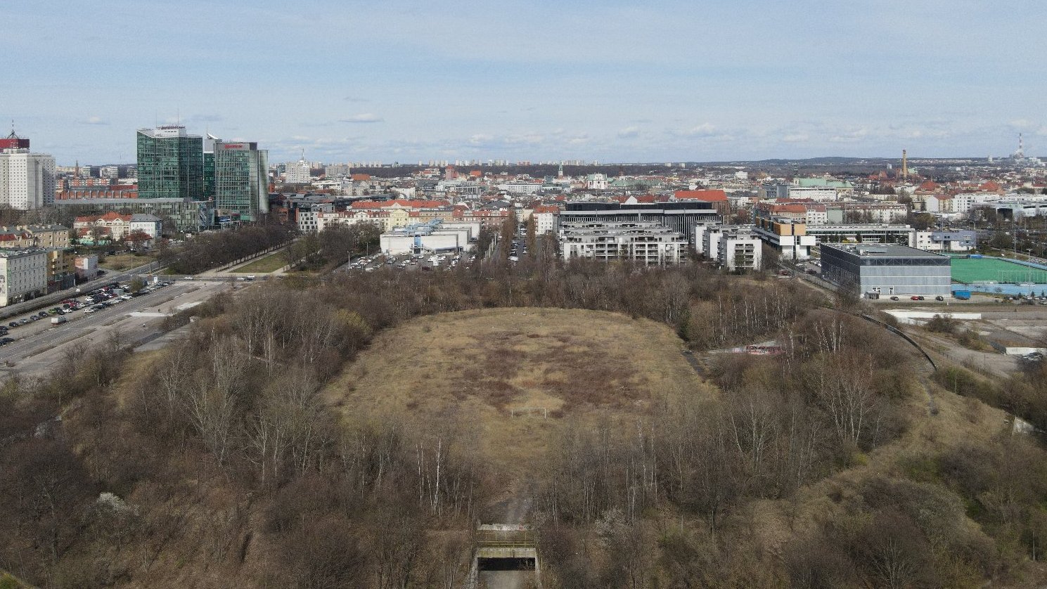 Galeria zdjęć przedstawia stadion E. Szyca.