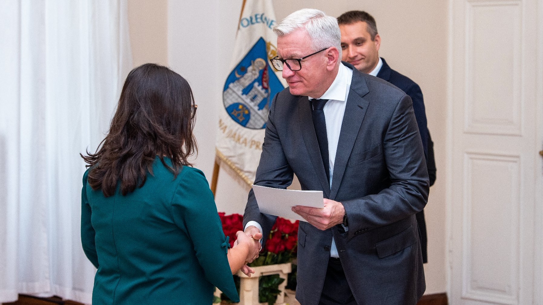 Na zdjęciu prezydent Poznania wręczający dyplom nauczycielce