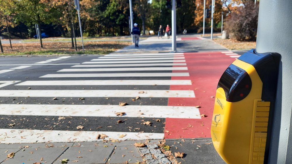 Przejście z sygnalizacją świetlną na Chartowie