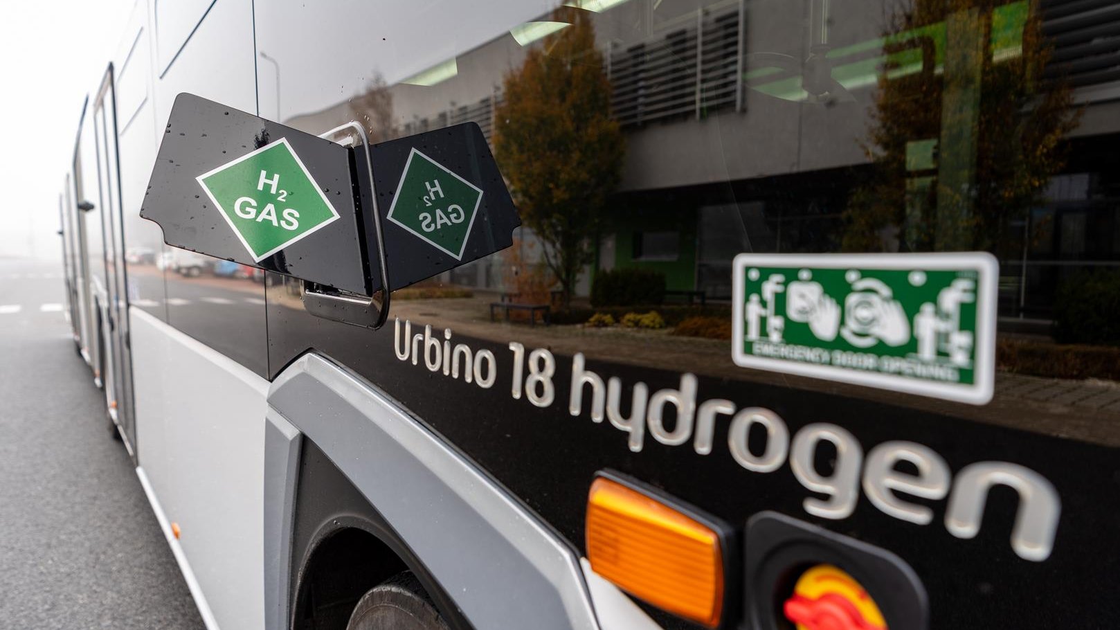 Na zdjęciu autobus wodorowy, widać jego bok i napis: Urbino 18 hydrogen
