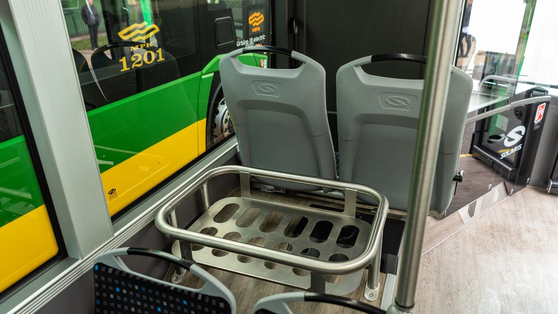 Na zdjęciu wnętrze autobusu wodorowego, widać miejsce na walizkę