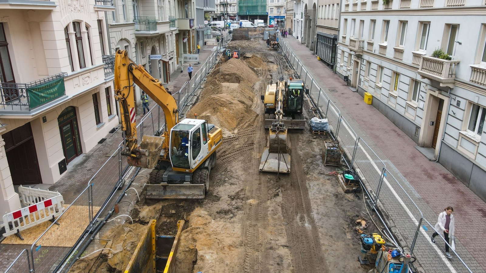 Na zdjęciu remontowana ulica, na pierwszym planie koparka