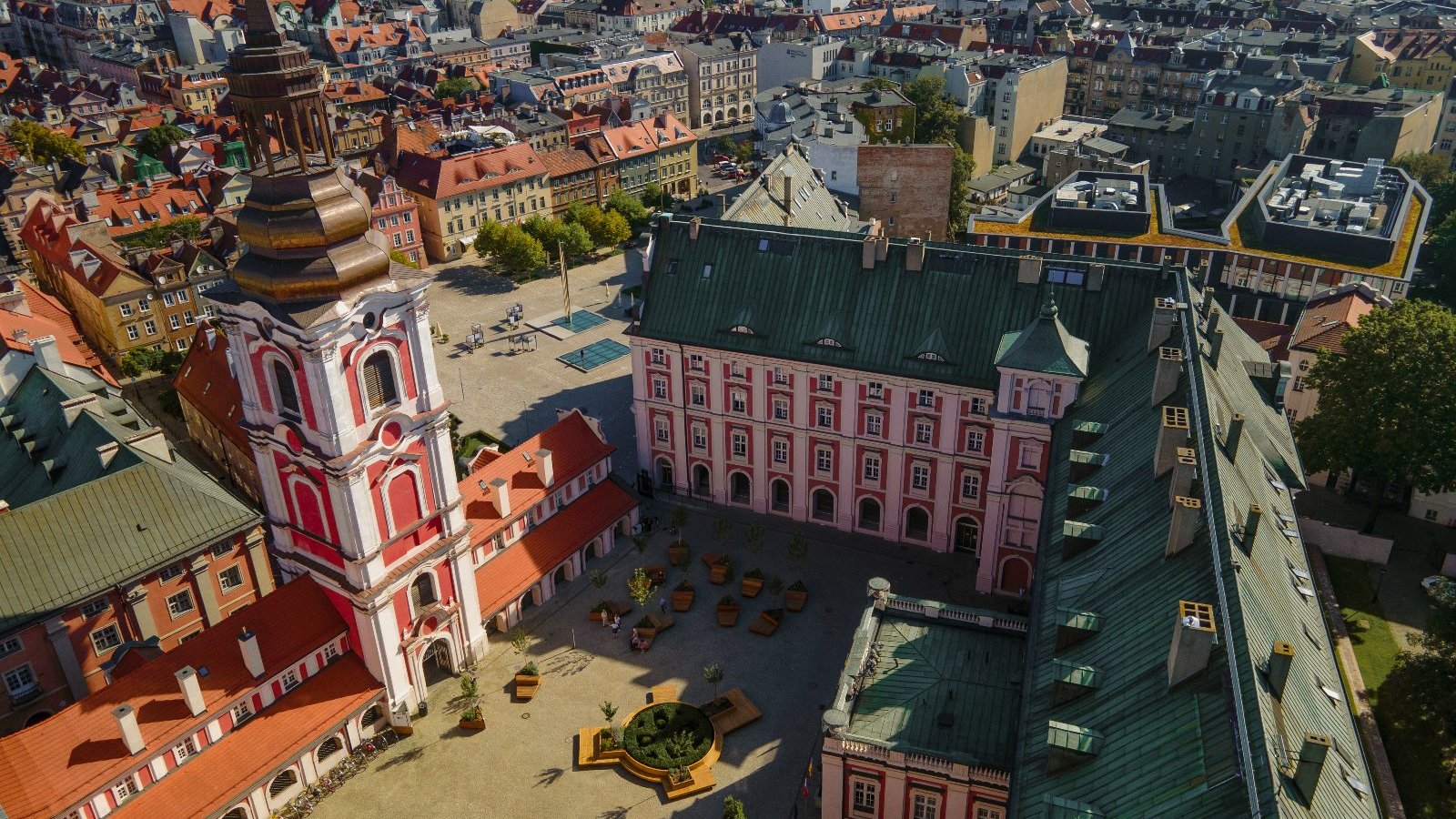 Na zdjęciu budynek urzędu miasta oraz plac przed nim widziane z lotu ptaka