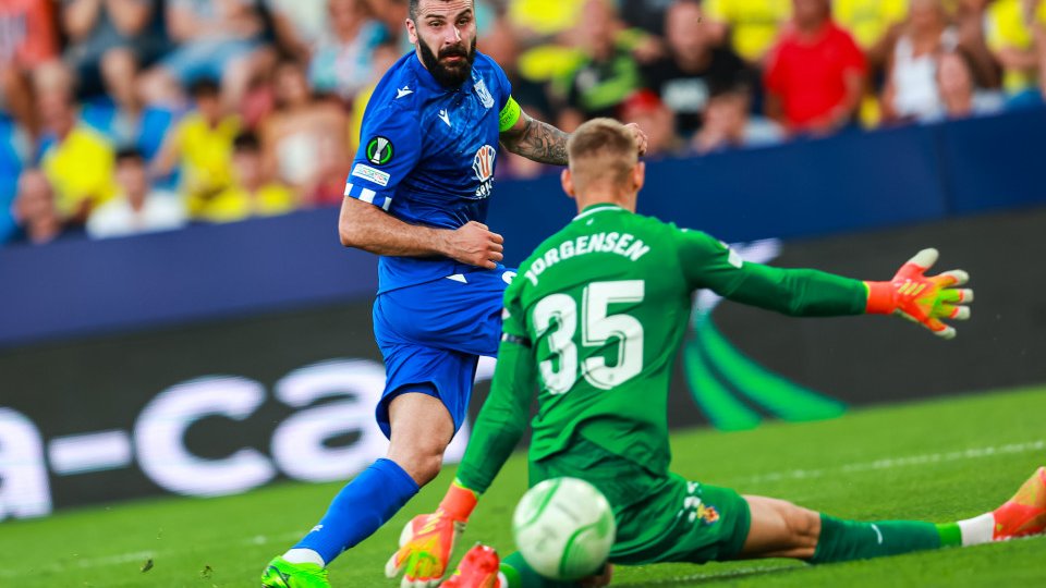 Mikael Ishak strzela bramkę CF Villarreal