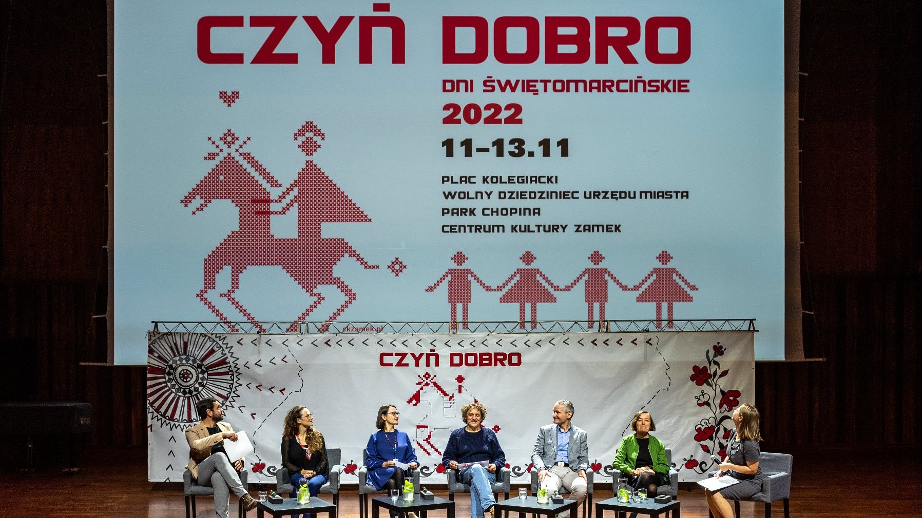 Z-ca prezydenta M. Poznania - Jędrzej Solarski, Dyrektorka CK ZAMEK - Anna Hryniewiecka, Koordynator programu - Andrzej Maszewski, Koordynatorka współpracy z NGO - Maria Fenrych, Inicjatorka projektu "CZYŃ DOBRO. Wspólne wyszywanie w Zamku!" - Irena Borkowska, a także przedstawiciel Koalicji Święty Marcin - Wojciech Szalbierz.