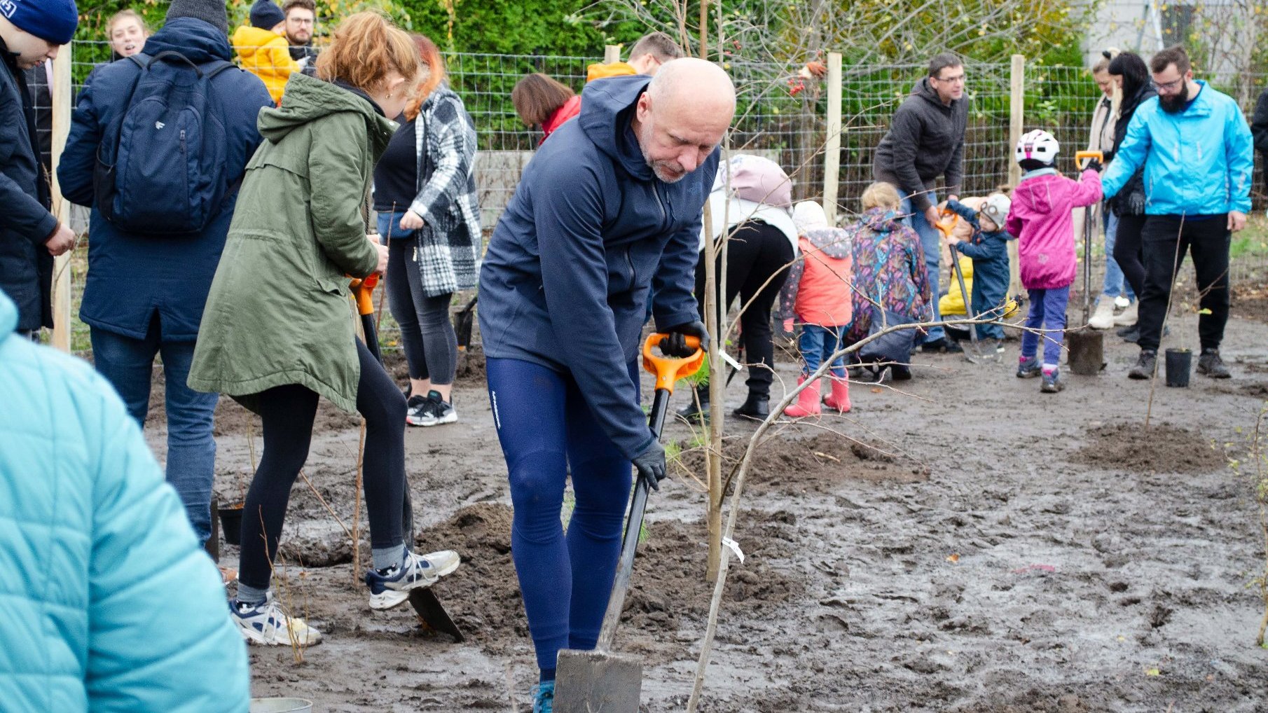 Galeria zdjęć przedstawiająca ludzi sadzących drzewa