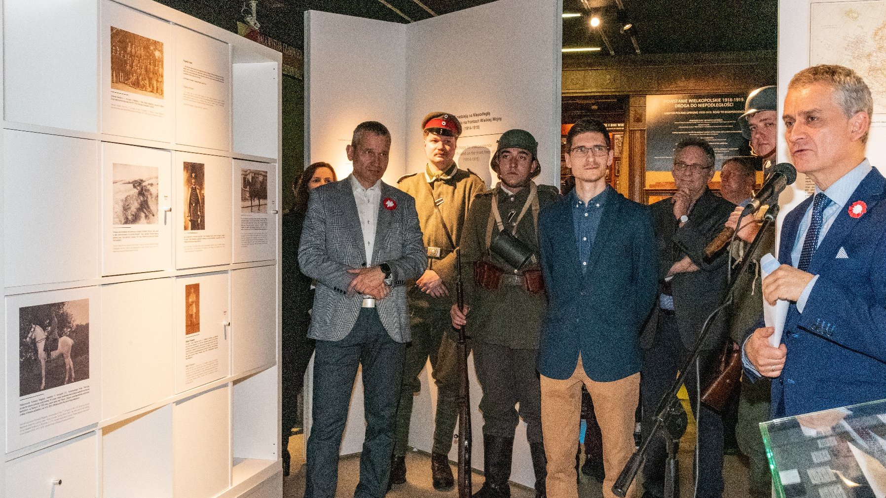 Galeria zdjęć przedstawia wernisaż wystawy "Z nadzieją na Niepodległą. Wielkopolanie na frontach Wielkiej Wojny (1914-1918)".