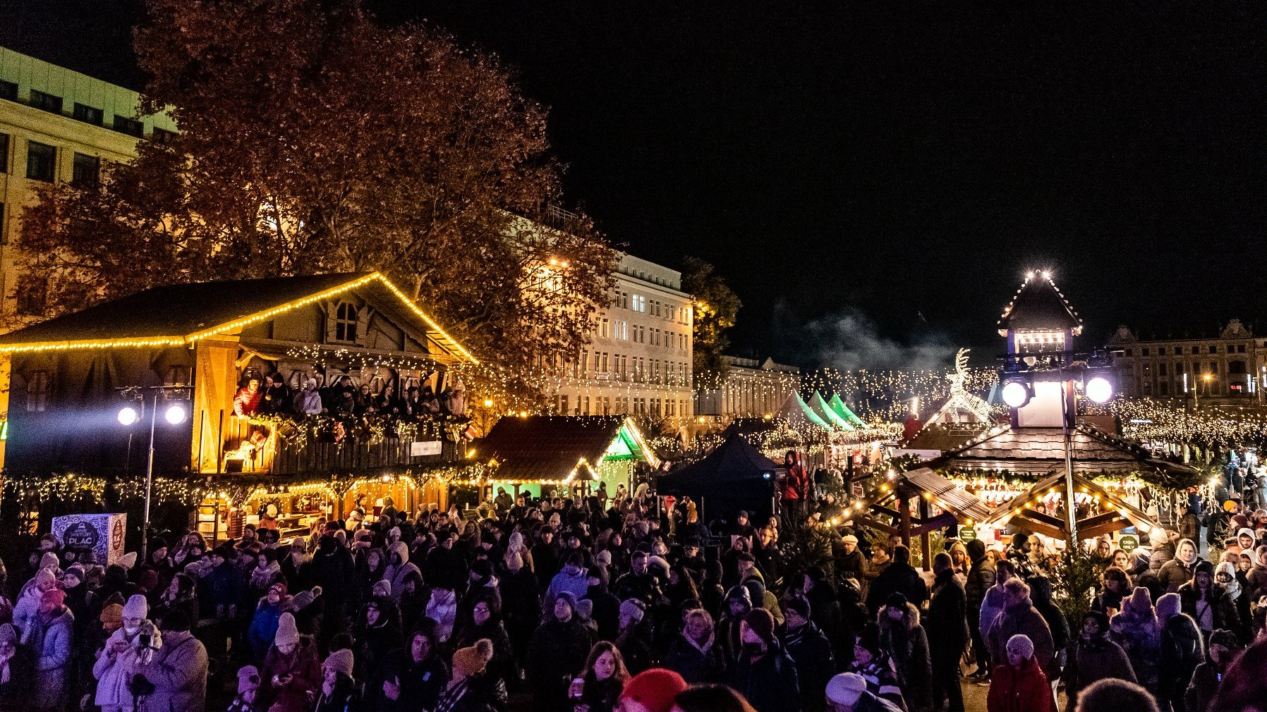 Galeria zdjęć przedstawia otwarcie Betlejem Poznańskiego na pl. Wolności.