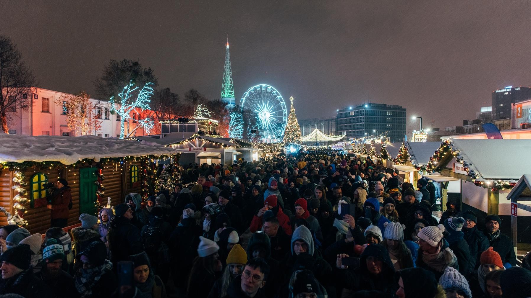 Na zdjeciu tłum ludzi między straganami na jarmarku