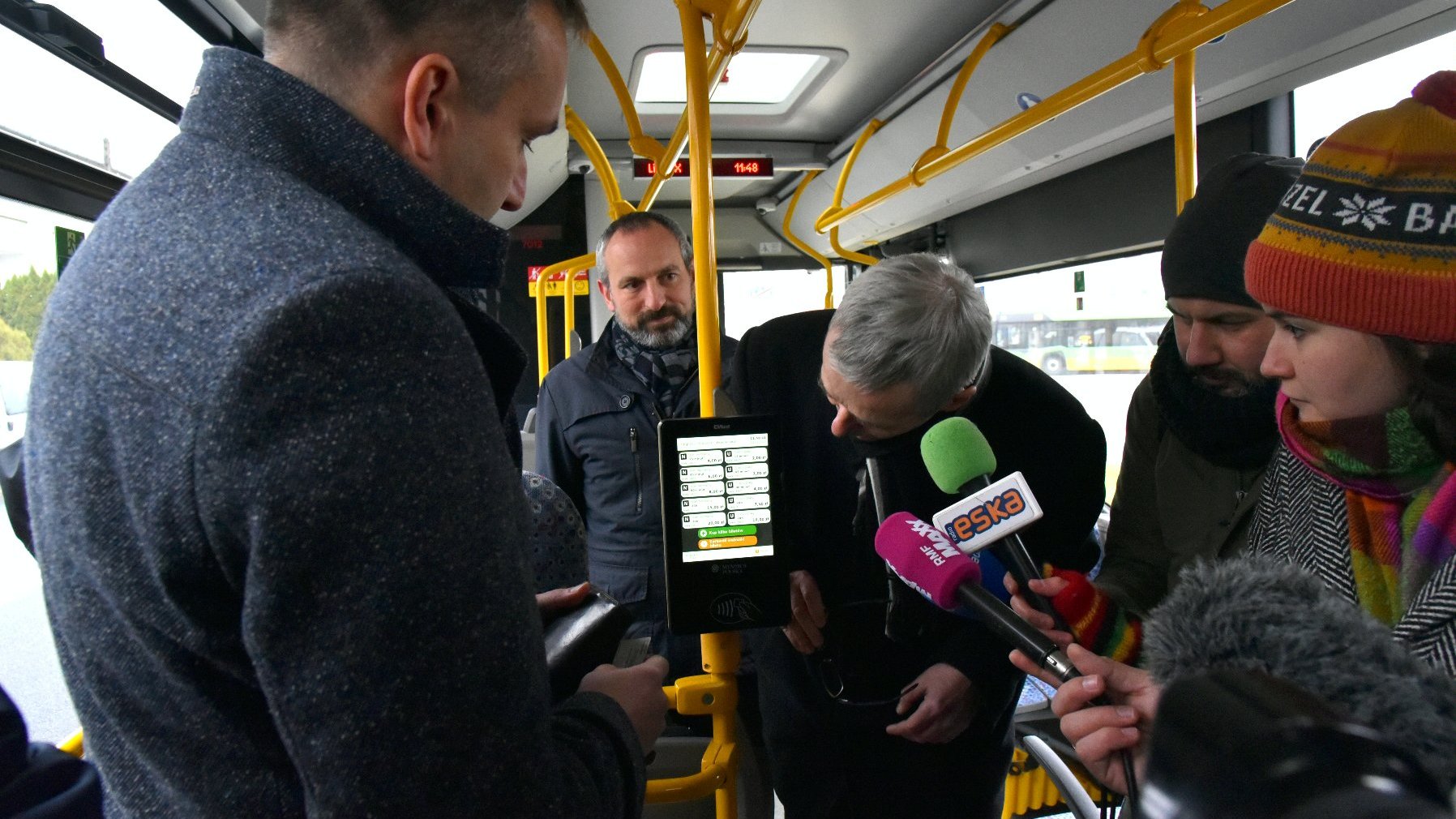 Osoby zgromadzone wokół terminalu, gdzie pokazywane jest jak on działa