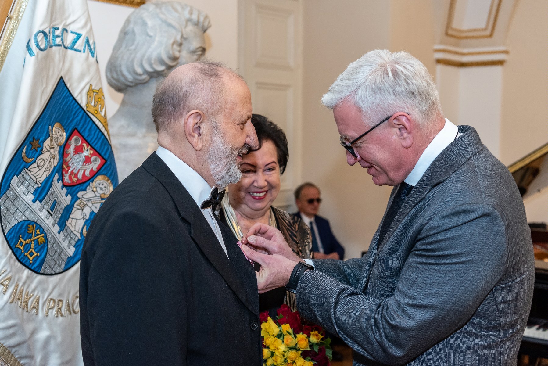 Na zdjęciu Jacek Jaśkowiak, prezydent Poznania, przypina medal mężczyźnie - grafika artykułu