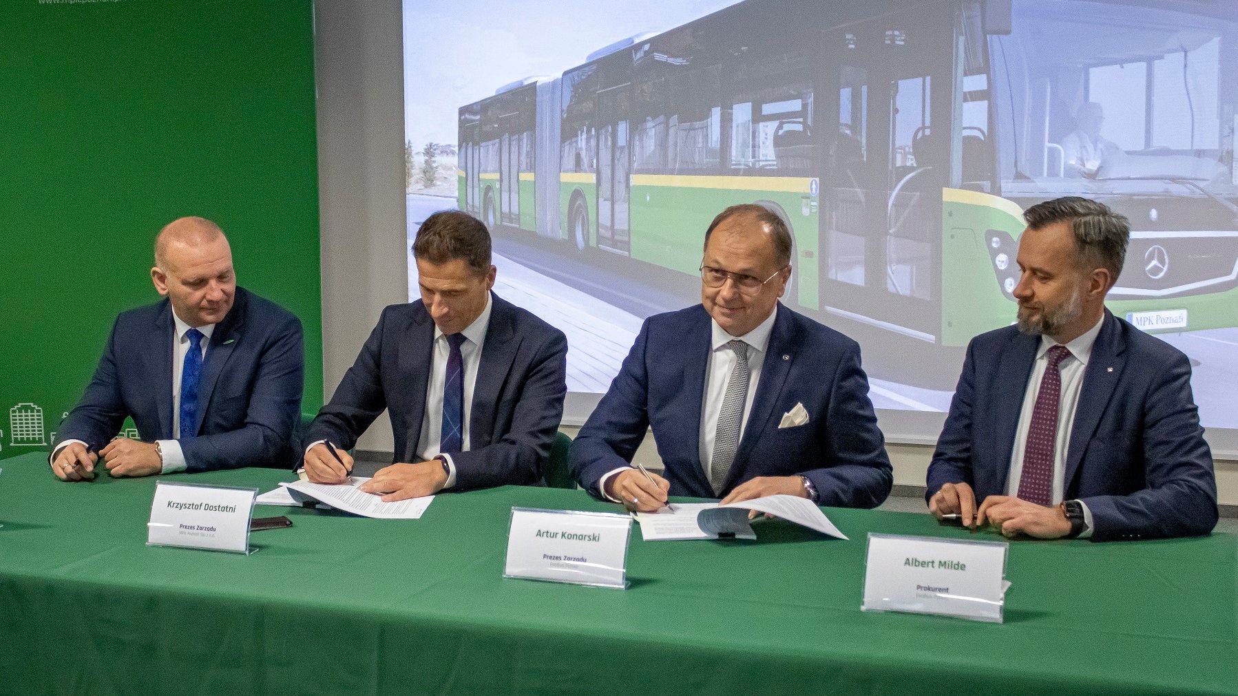 Galeria zdjęć z podpisania umowy na dostawę 20 autobusów marki Mercedes