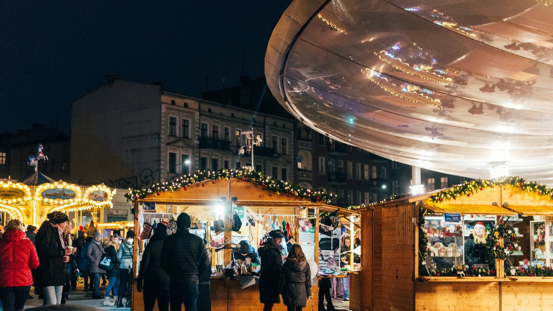 Na zdjęciu widok na rynek Łazarski, widać stragany, ludzi oraz budowlę targowiska