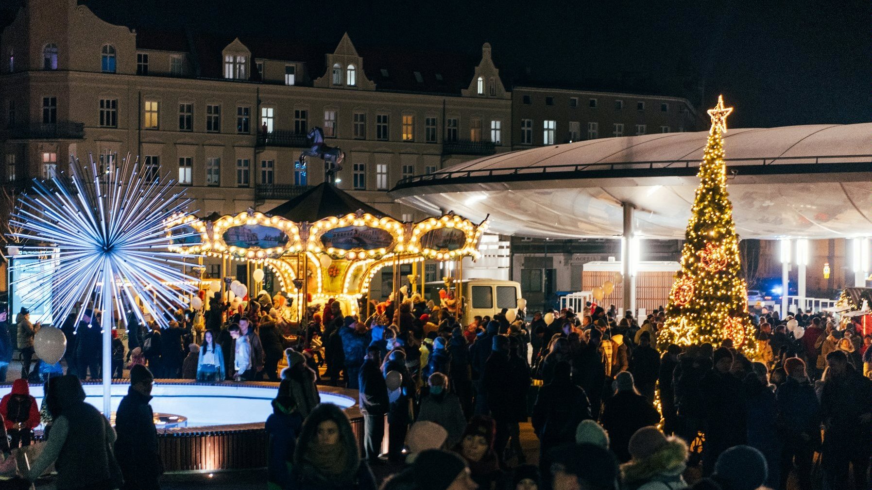 Galeria zdjęć przedstawia jarmark świąteczny na rynku Łazarskim.