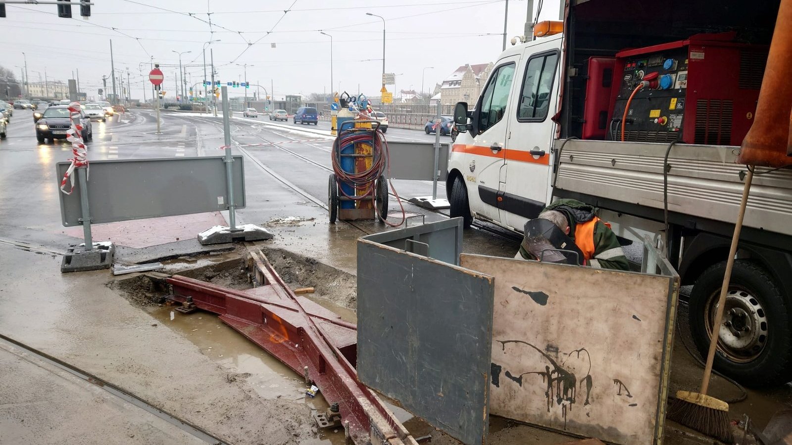 Galeria zdjęć przedstawia usuwanie awarii torowiska przez pracowników MPK.