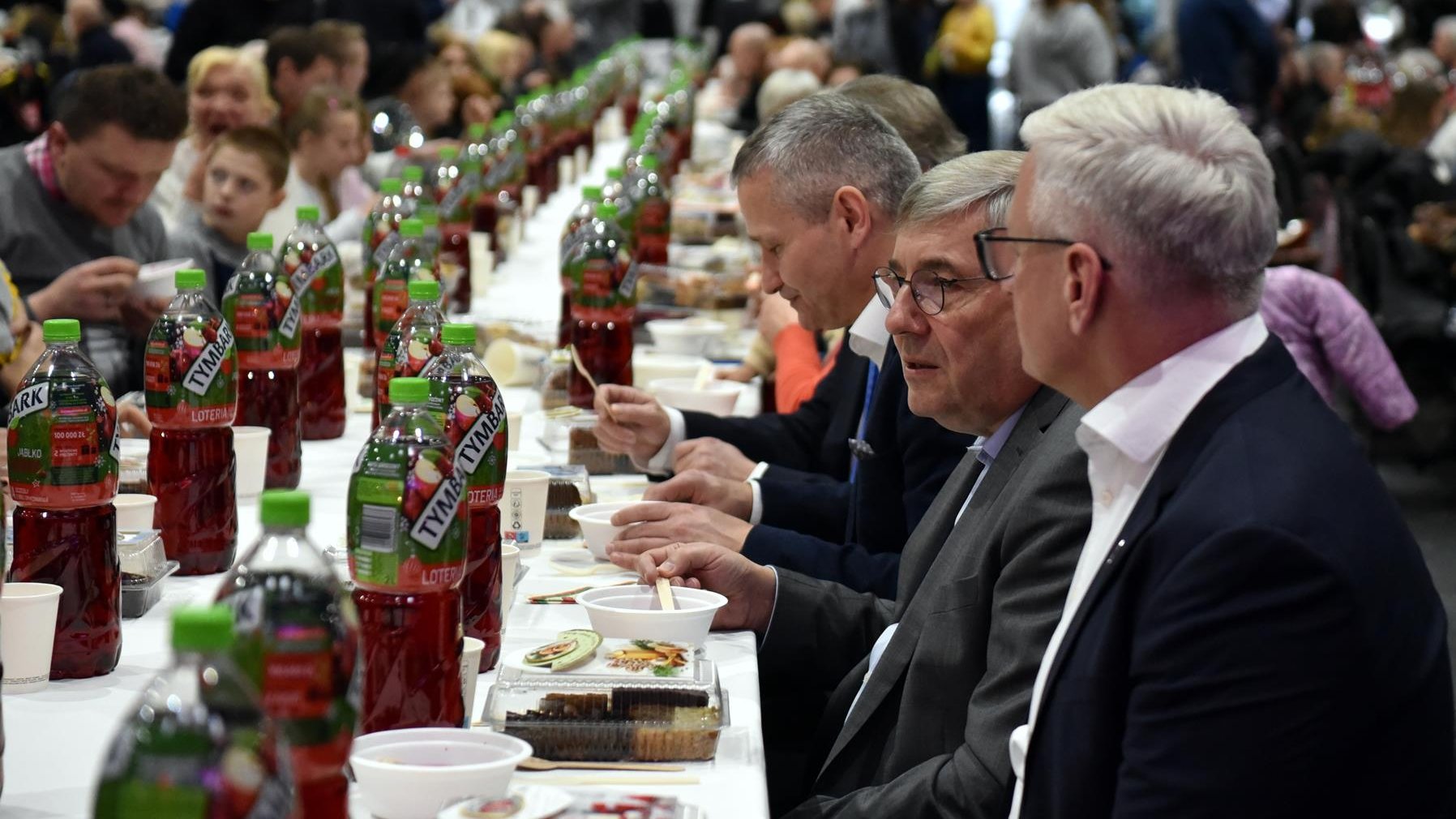 Na zdjęciu biesiadnicy przy stole wigilijnym, w tym prezydent Poznania