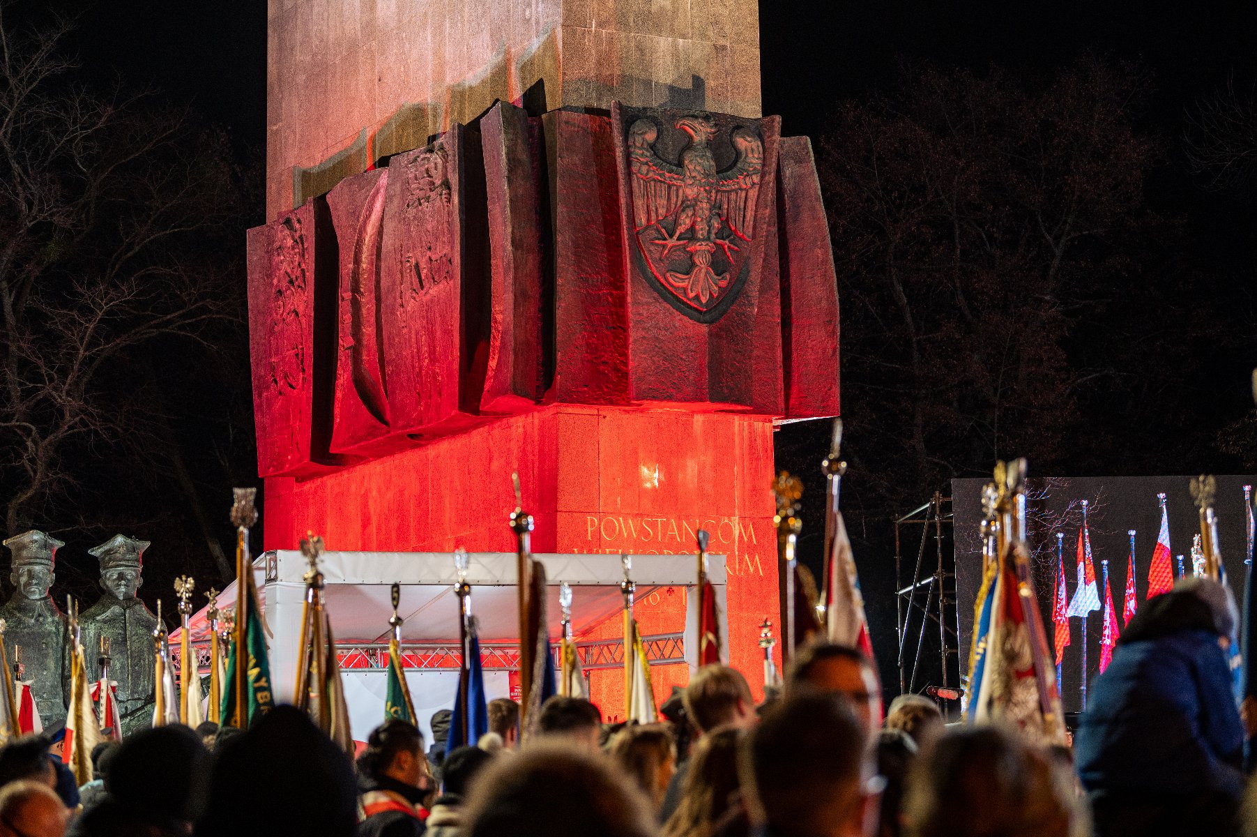 Galeria zdjęć przedstawia obchody Narodowego Dnia Zwycięskiego Powstania Wielkopolskiego w Poznaniu. - grafika artykułu