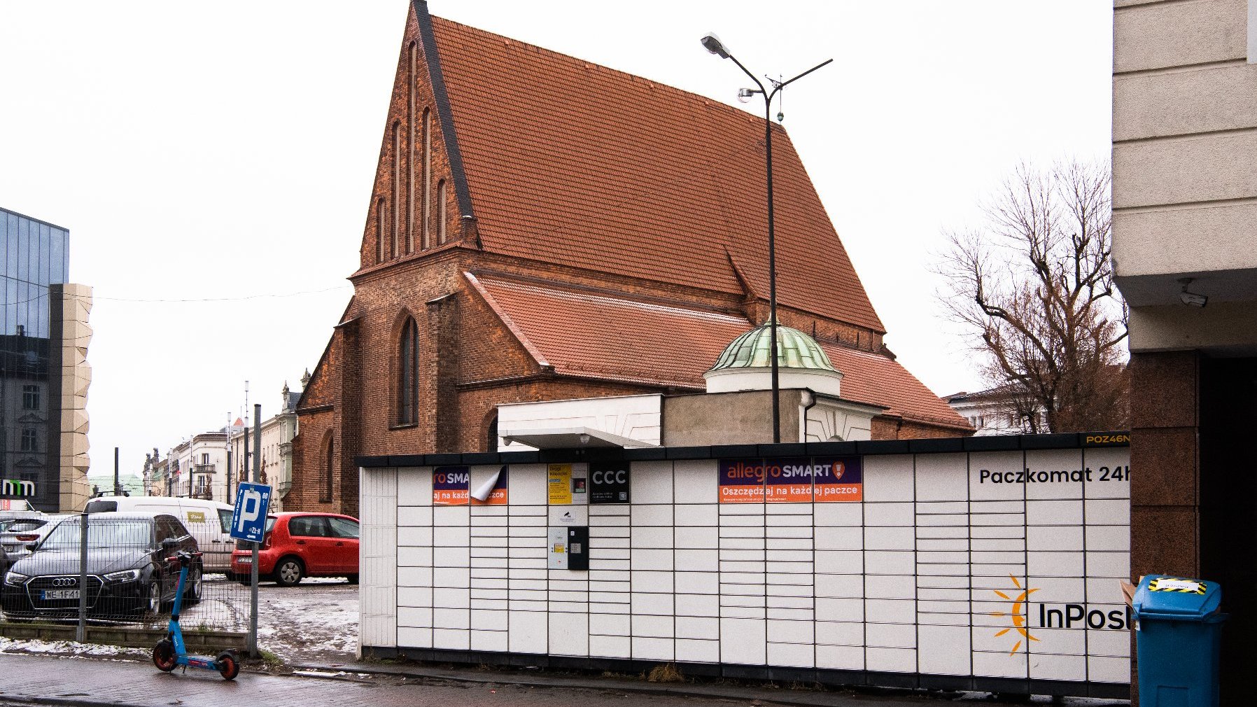 Galeria zdjęć przedstawia automaty paczkowe ustawione w centrum miasta.