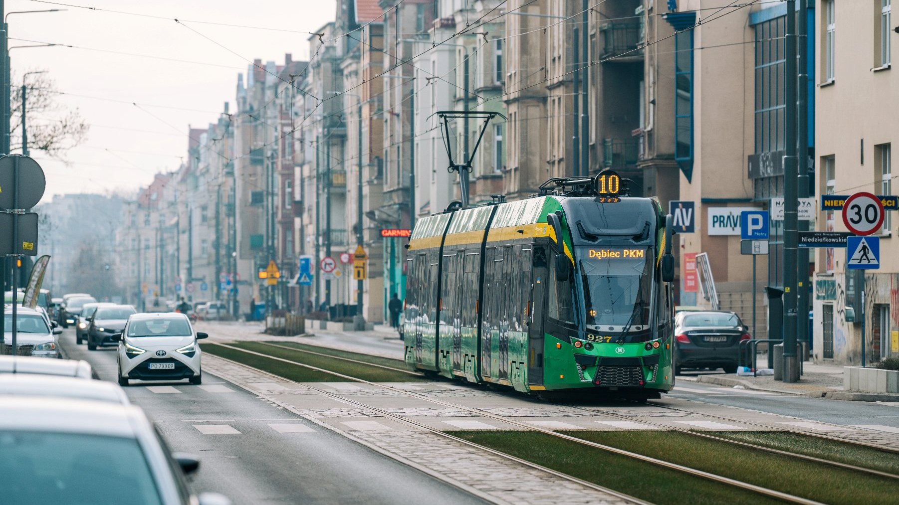 Ulica Wierzbięcice z tramwajem i samochodami