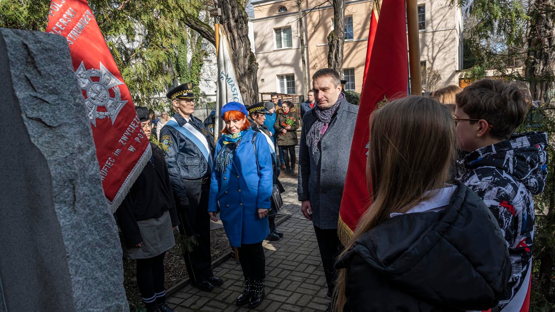 Na zdjęciu zastępca prezydenta Poznania składa kwiaty pod pomnikiem