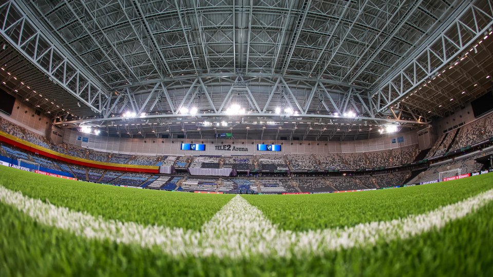 Galeria zdjęć przedstawia piłkarzy Lecha Poznań trenujących na stadionie Djurgårdens IF w Sztokholmie.