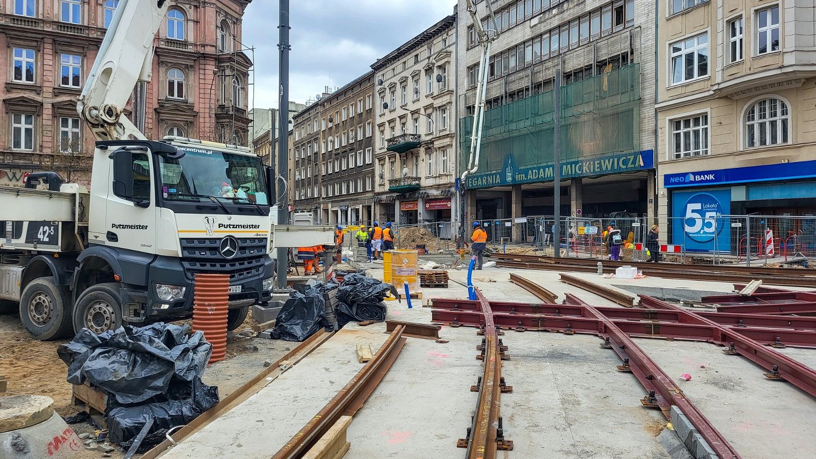 Galeria zdjęć z postępu prac na ulicach Fredry, Mielżyńskiego i placu Cyryla Ratajskiego