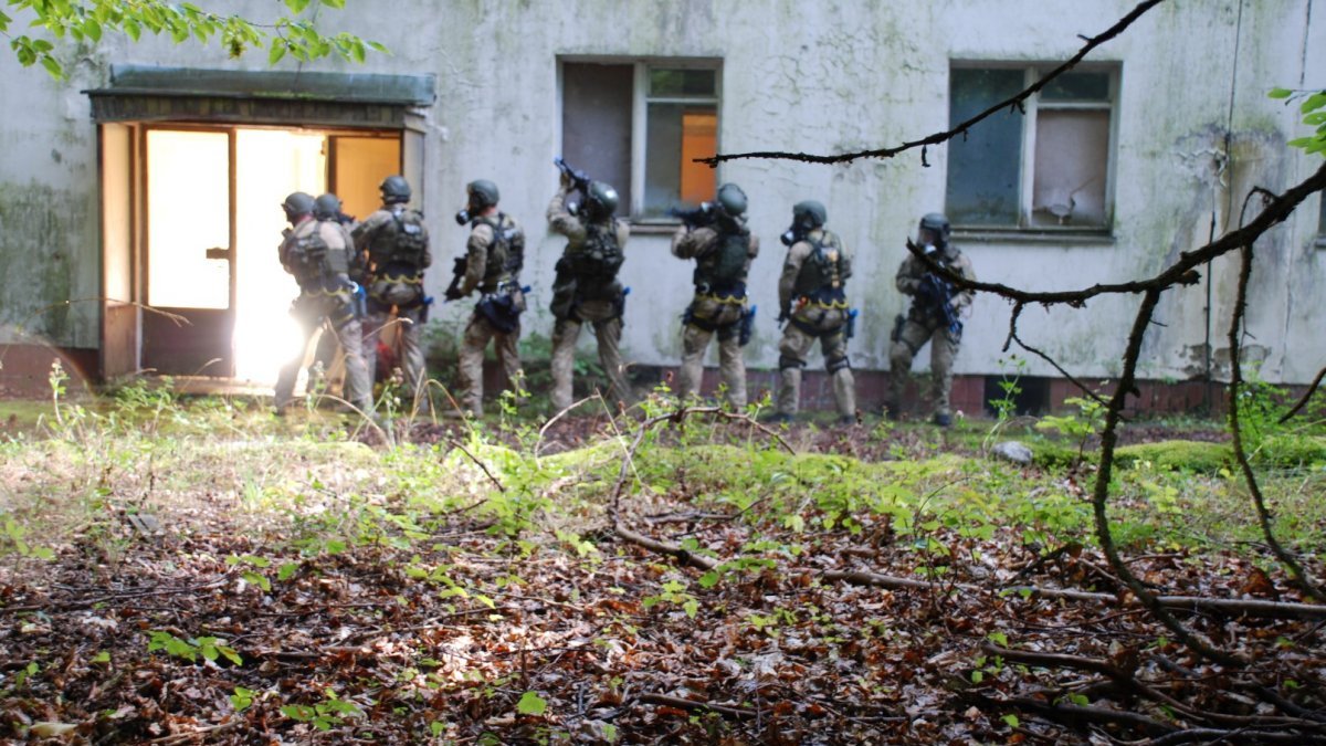 Zdjęcie pokazujące ćwiczenia antyterrorystów