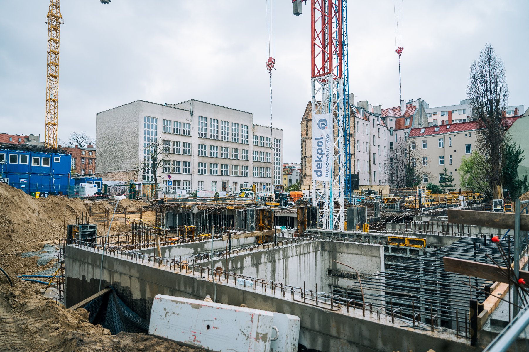 Zdjęcie przedstawia plac budowy nowego laboratorium kryminalistycznego w Poznaniu, - grafika artykułu