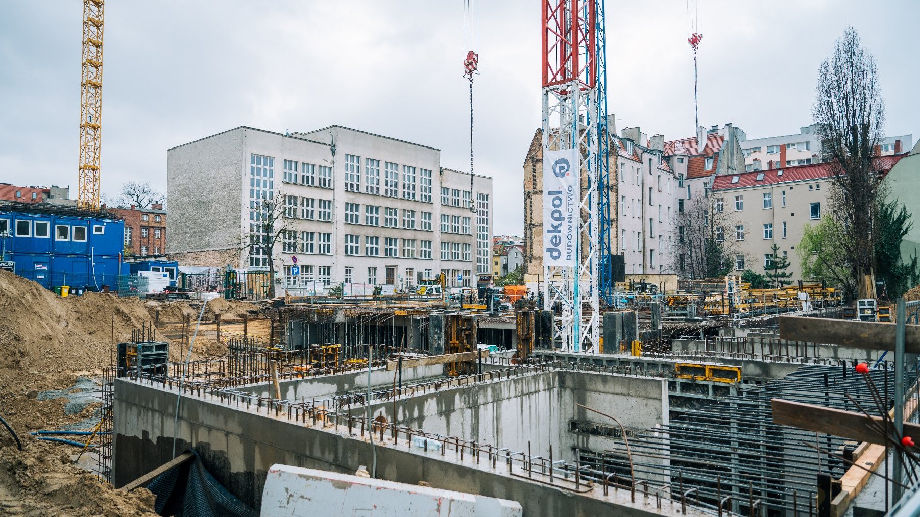 Zdjęcie przedstawia plac budowy nowego laboratorium kryminalistycznego w Poznaniu,