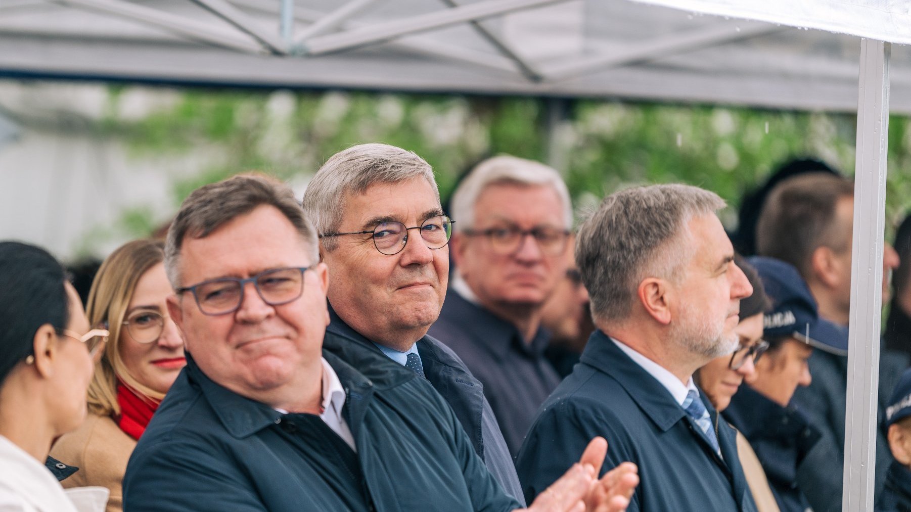 Na zdjęciu widać grupę osób, pośrodku Grzegorz Ganowicz, przewodniczący rady miasta Poznania.