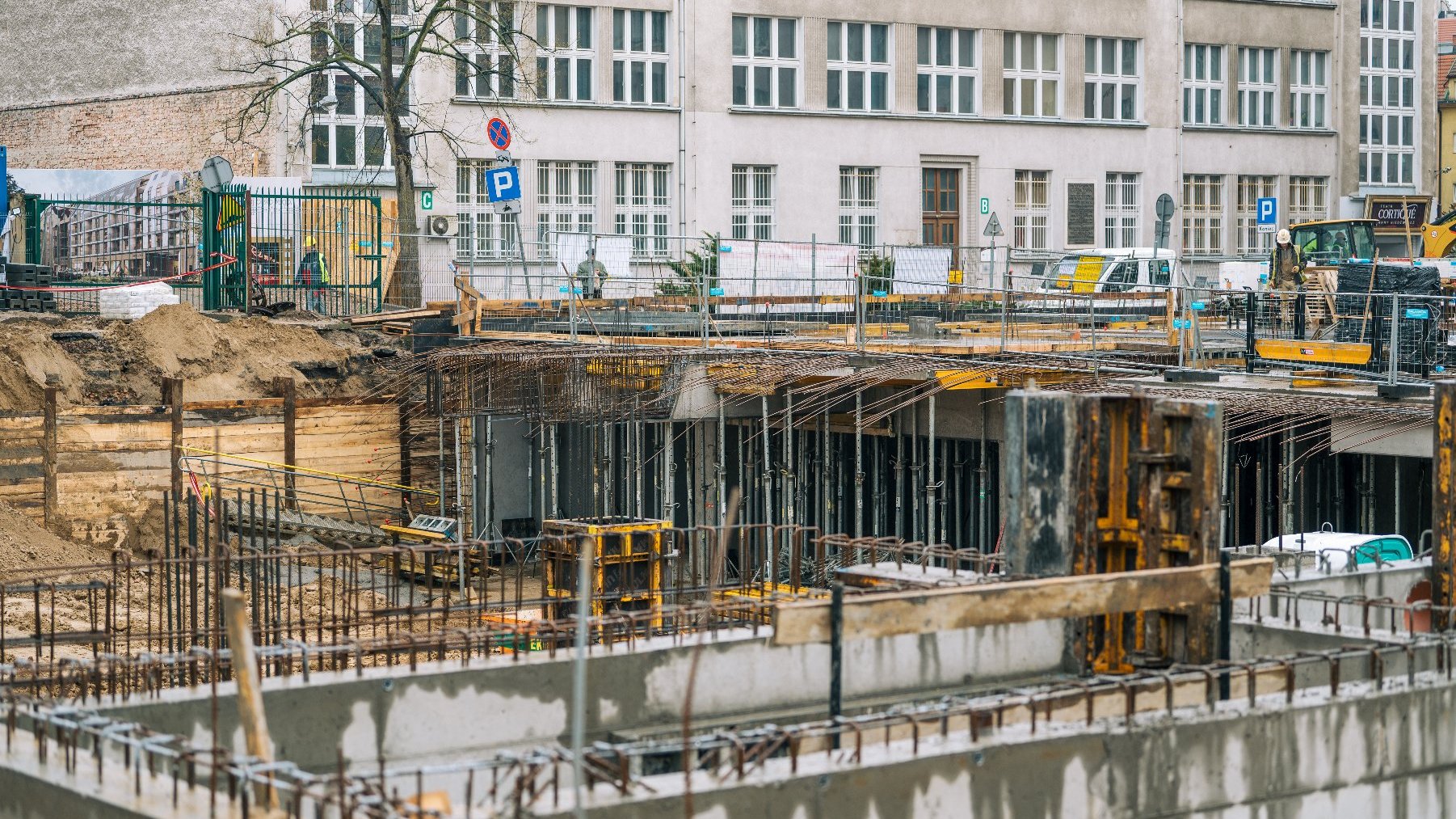 Zdjęcie przedstawia plac budowy nowego laboratorium kryminalistycznego w Poznaniu,